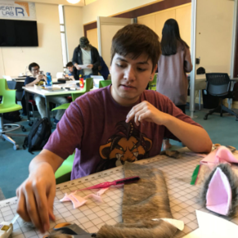 Student working on building in the creat'r lab